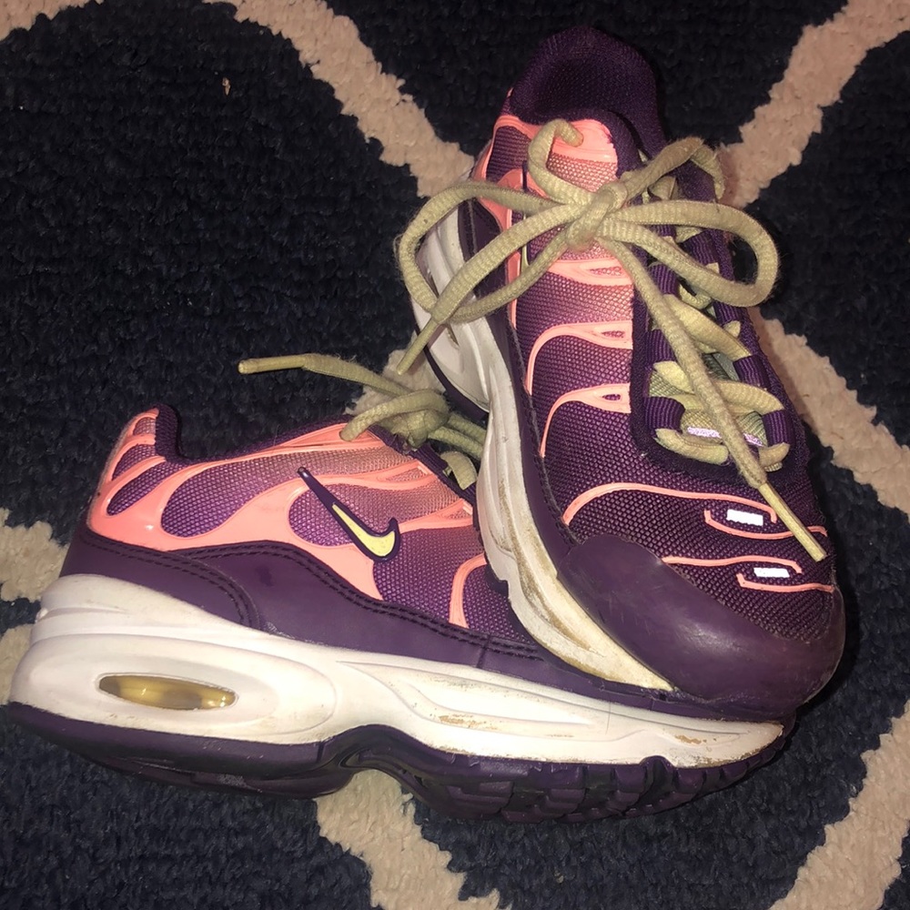 EUC girls Nike sneakers